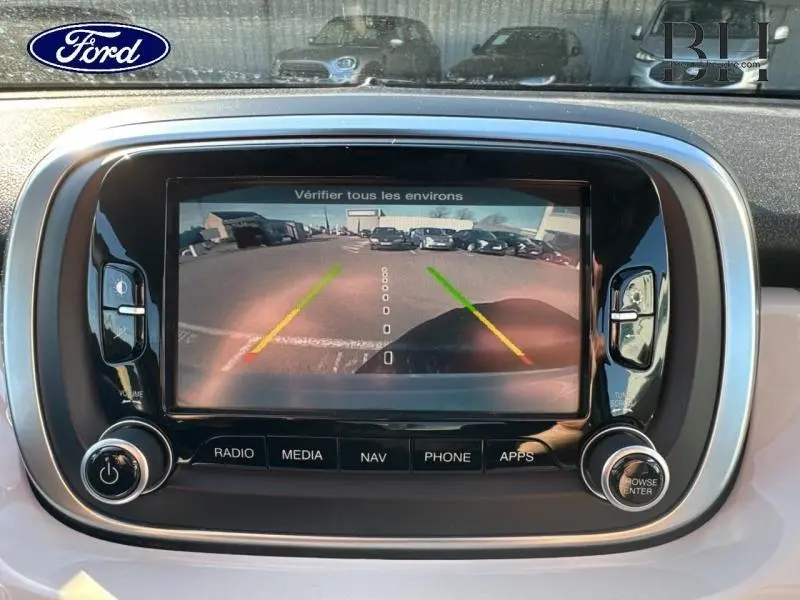 Écran tactile de caméra de recul dans un tableau de bord noir brillant, vue frontale rapprochée.