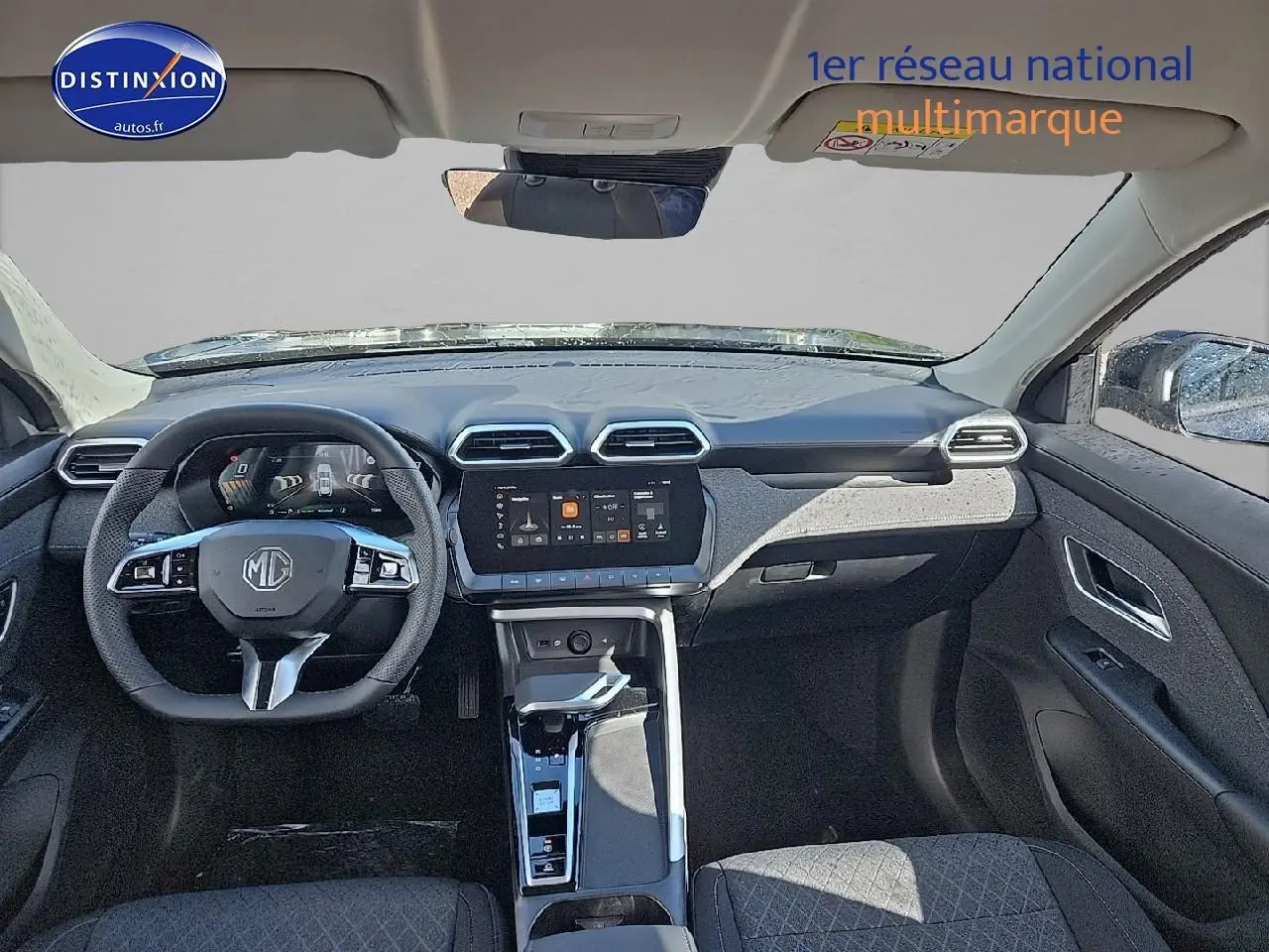 Vue intérieure avant du MG ZS Hybrid 197 noir, mettant en valeur le tableau de bord numérique et l'écran tactile central.
