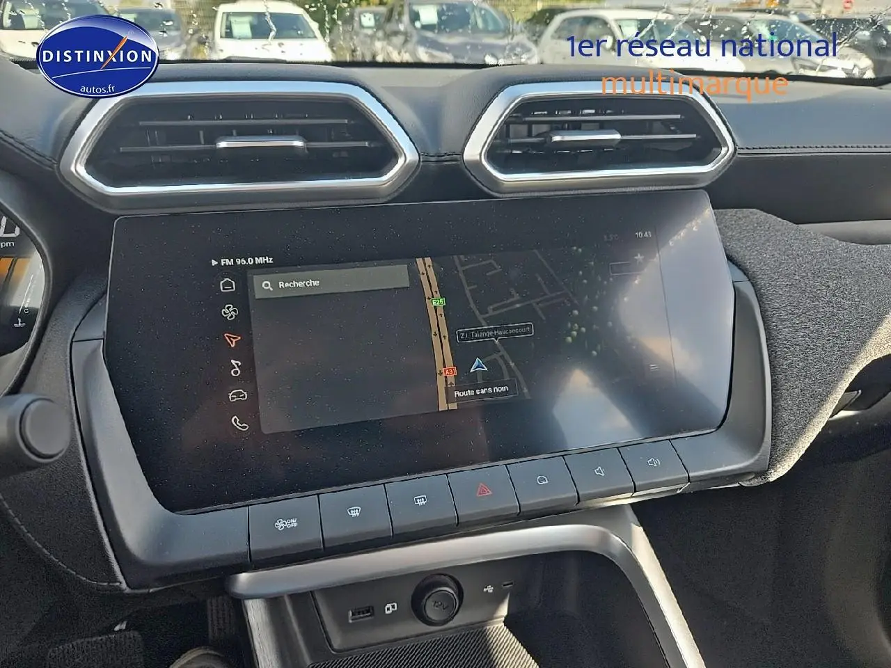 Vue rapprochée de l’écran tactile 10,25 pouces et des aérateurs hexagonaux du tableau de bord noir du MG ZS Hybrid 2026.