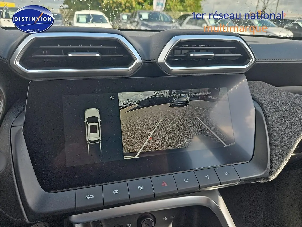 Écran tactile central montrant la caméra de recul dans l’habitacle noir du MG ZS Hybrid 197, vue de face.