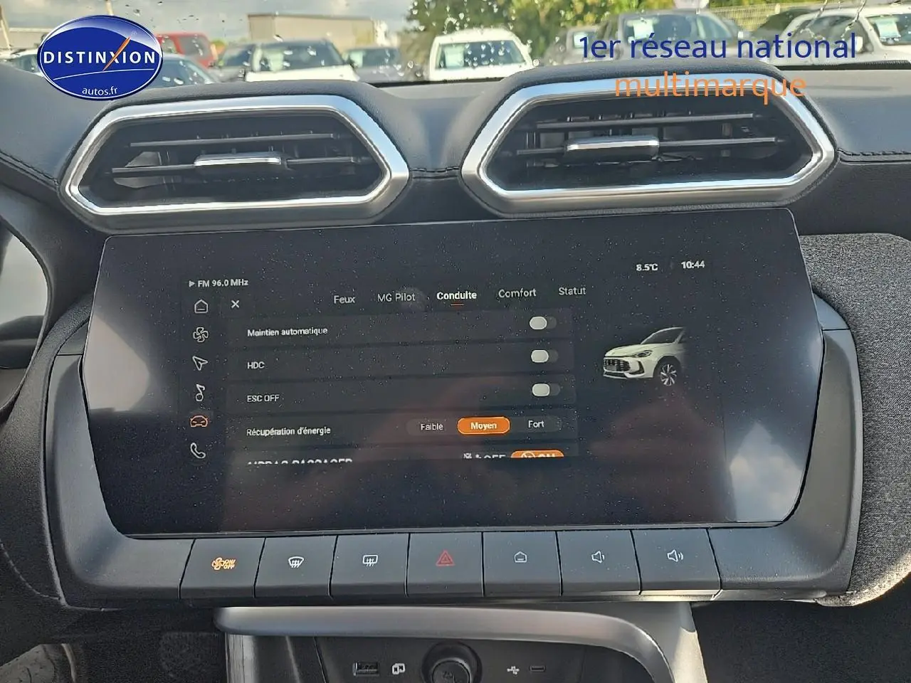 Vue rapprochée de l’écran tactile central du tableau de bord du MG ZS Hybrid 2026, avec commandes visibles.