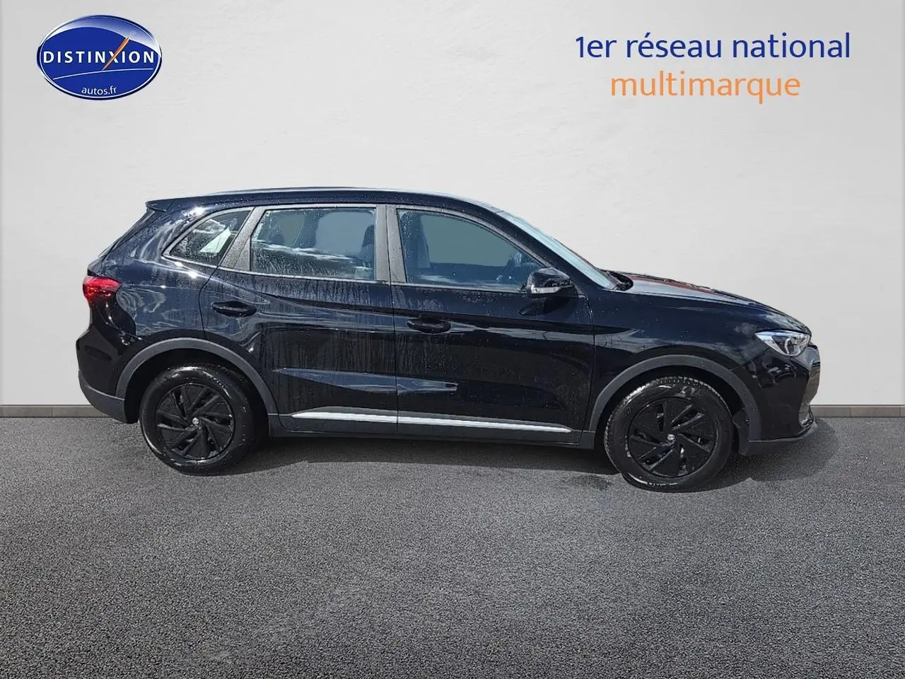 Vue de profil côté gauche du SUV MG ZS Hybrid 197 noir avec jantes noires et vitres teintées.