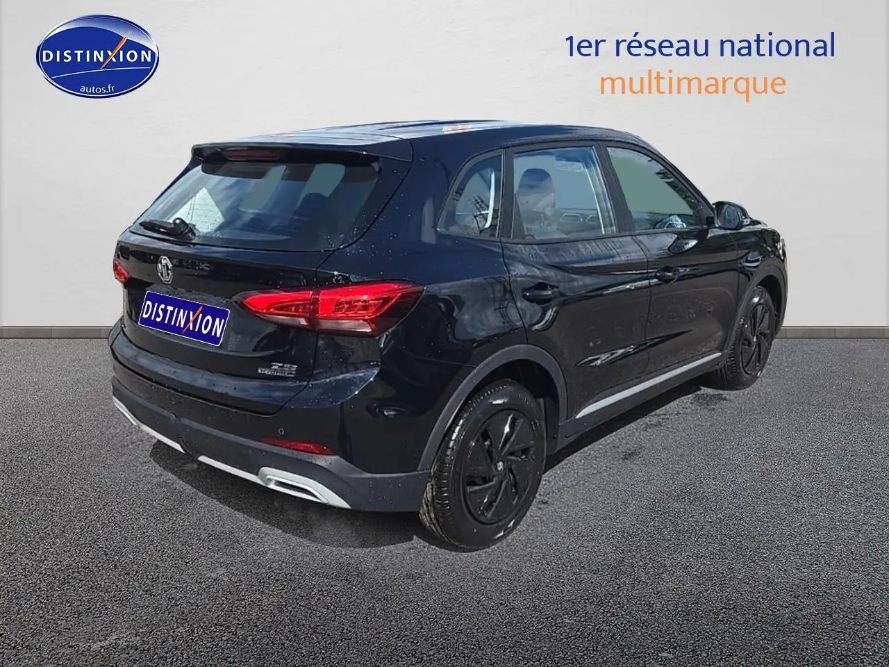 Vue 3/4 arrière droite du SUV noir MG ZS Hybrid 197 avec jantes noires et feux arrière LED distinctifs.