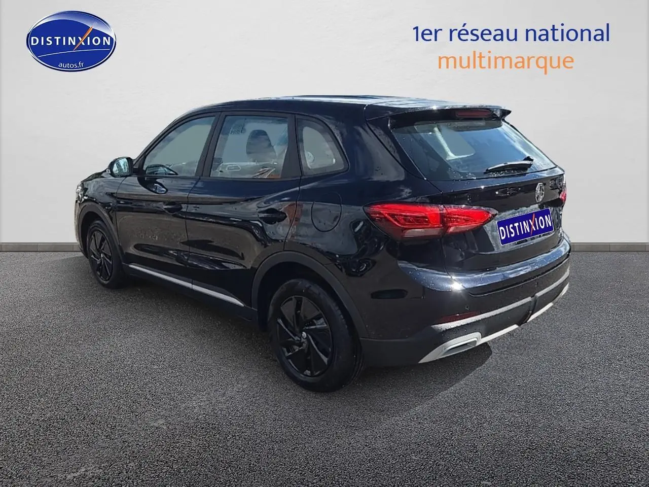 Vue 3/4 arrière droite du MG ZS Hybrid 197 noir avec jantes noires et feux arrière LED visibles.
