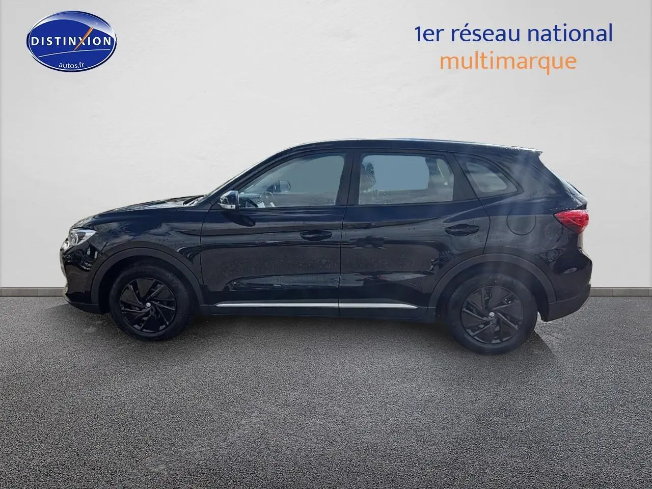 Vue de profil côté gauche du SUV noir MG ZS Hybrid 197 standard 2026 avec jantes noires et vitres teintées.