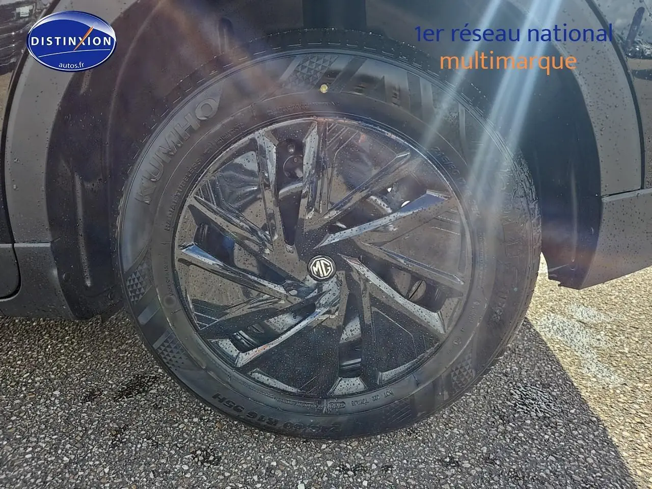 Gros plan sur la roue avant gauche noire du MG ZS Hybrid 197 avec jante acier noire à motifs aérodynamiques.