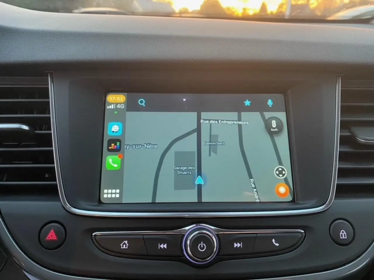 Écran tactile central de l’Opel Crossland 2022 affichant la navigation, entouré de commandes noires et grises.