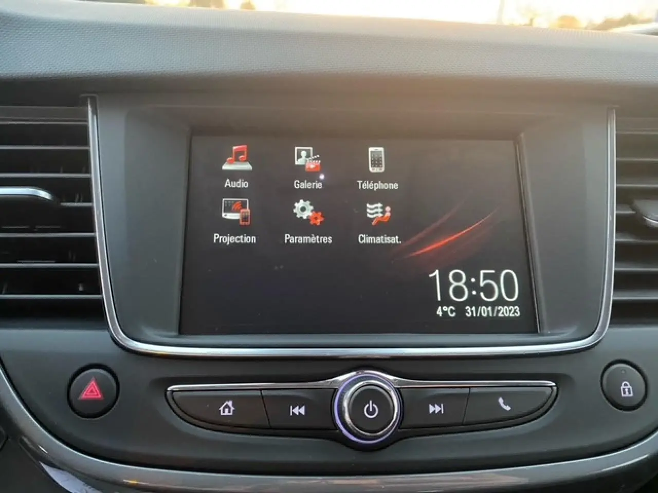 Écran tactile central de l’Opel Crossland 2022 affichant les menus audio, galerie, téléphone et climatisation.