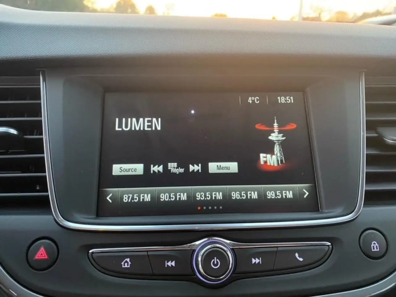 Vue rapprochée de l’écran multimédia central de l’Opel Crossland gris magnetic affichant la radio FM et la température extérieure.