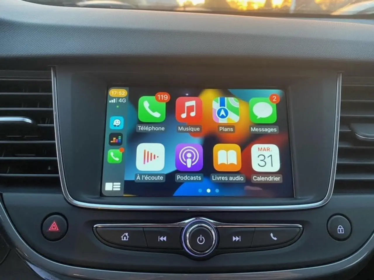 Écran tactile central de l’Opel Crossland 2022 affichant Apple CarPlay avec icônes colorées, vue frontale intérieure.