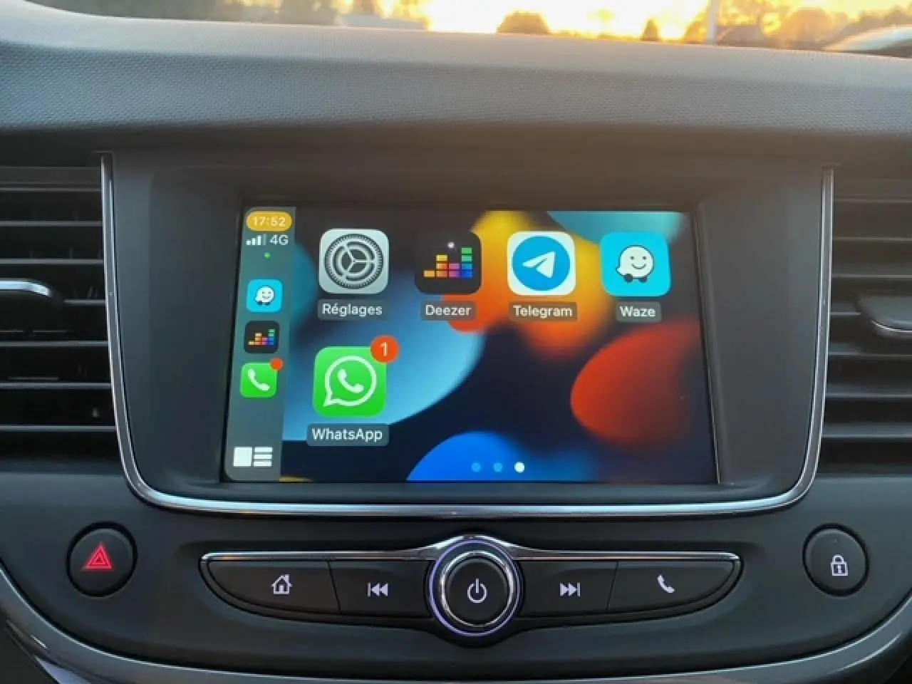 Écran tactile central de l’Opel Crossland 2022 affichant les applications Apple CarPlay, vue intérieure du tableau de bord.
