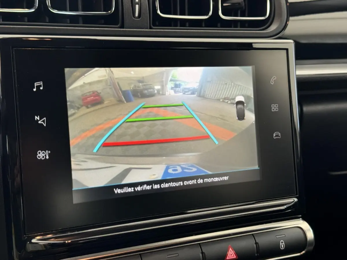Écran tactile intérieur montrant la caméra de recul avec guidage couleur dans une Citroën C3 gris foncé.