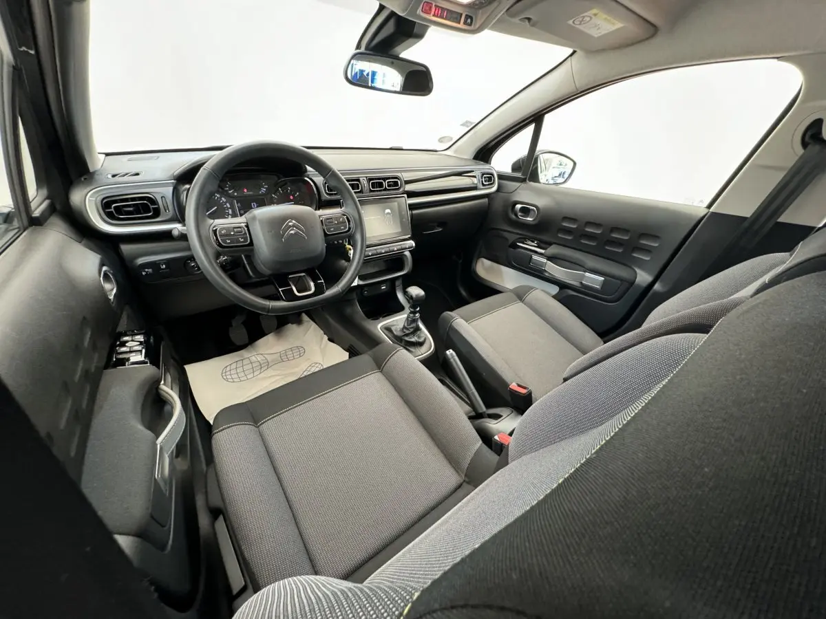 Vue intérieure avant droite de la Citroën C3 2020 avec volant cuir multifonctions et écran tactile 7 pouces.