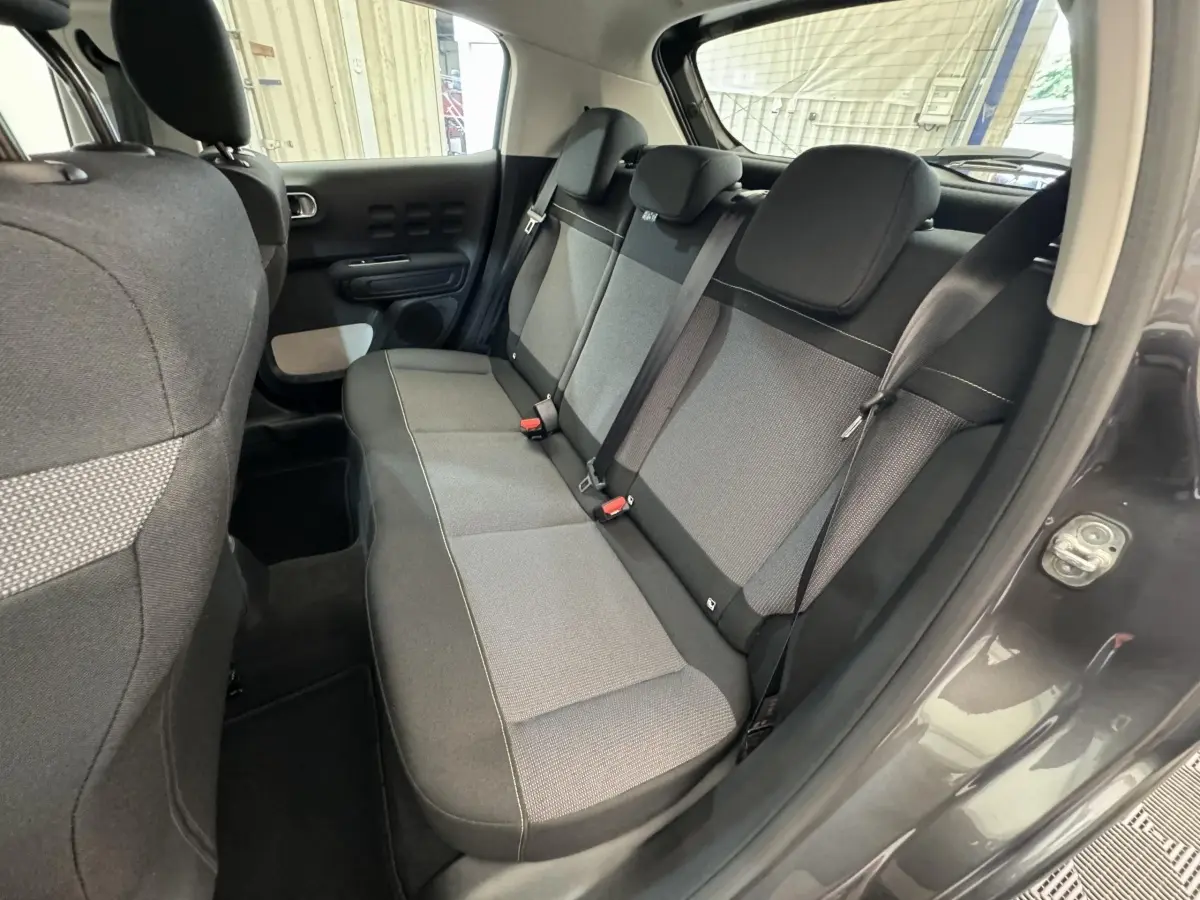 Vue intérieure côté droit de la banquette arrière grise et noire de la Citroën C3 2020 avec ceintures et appuie-têtes.