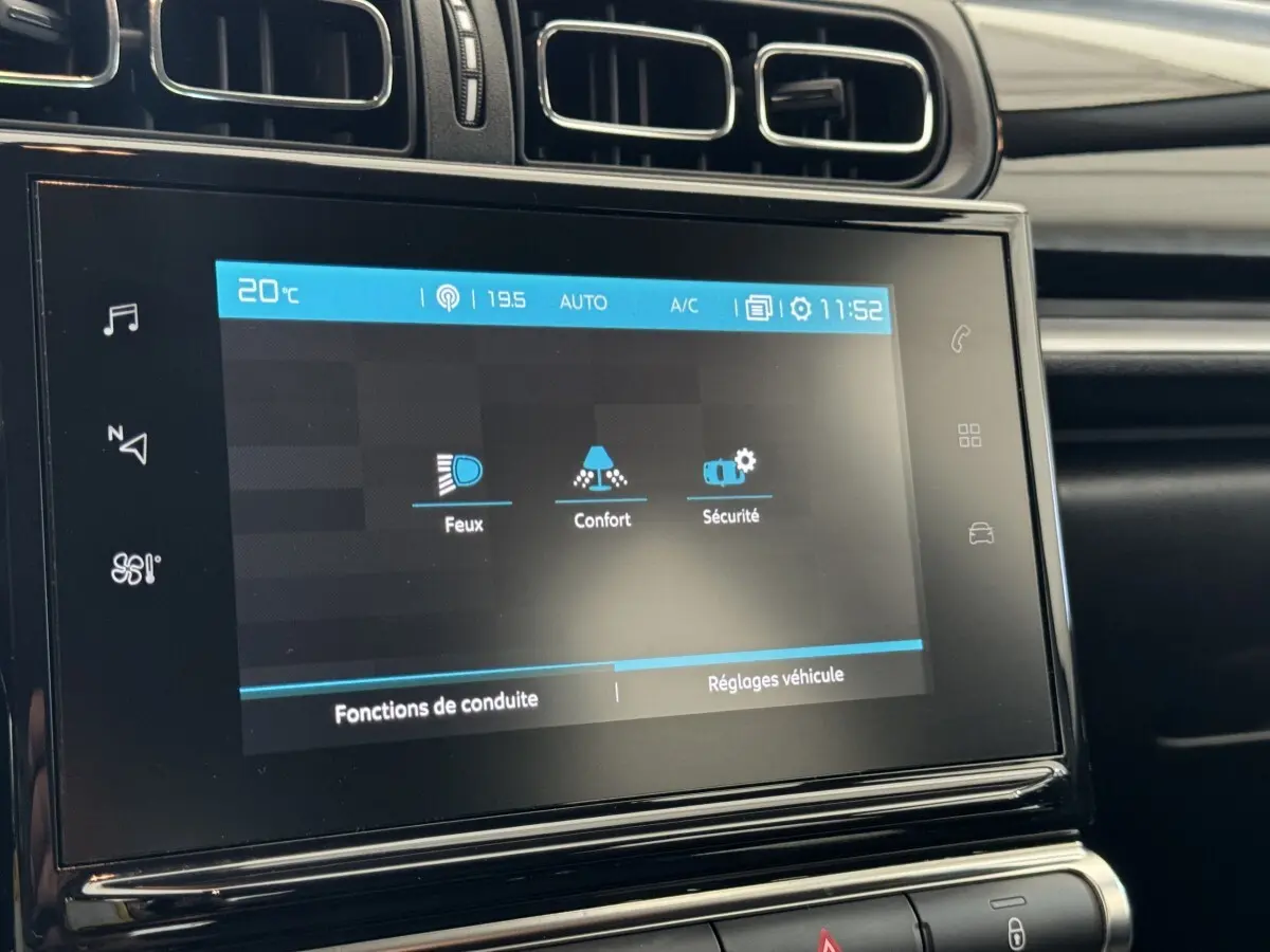 Écran tactile central de la Citroën C3 gris foncé, affichant les réglages feux, confort et sécurité.