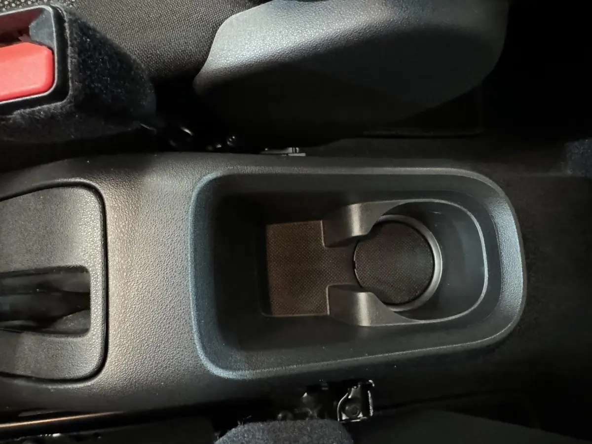 Gros plan sur le rangement central avant noir de la Citroën C3 PureTech 110 Shine Business 2020, intérieur sobre.