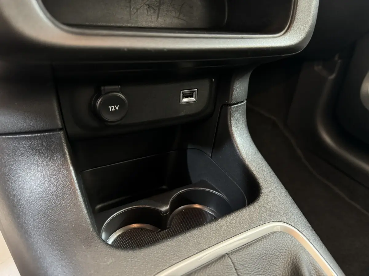 Gros plan sur la console centrale de la Citroën C3 2020 gris foncé, montrant prise 12V et port USB.
