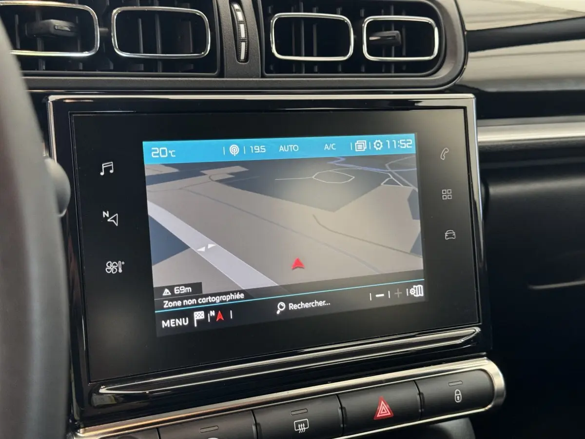 Écran tactile central affichant la navigation dans l’habitacle noir d’une Citroën C3 Shine Business 2020.