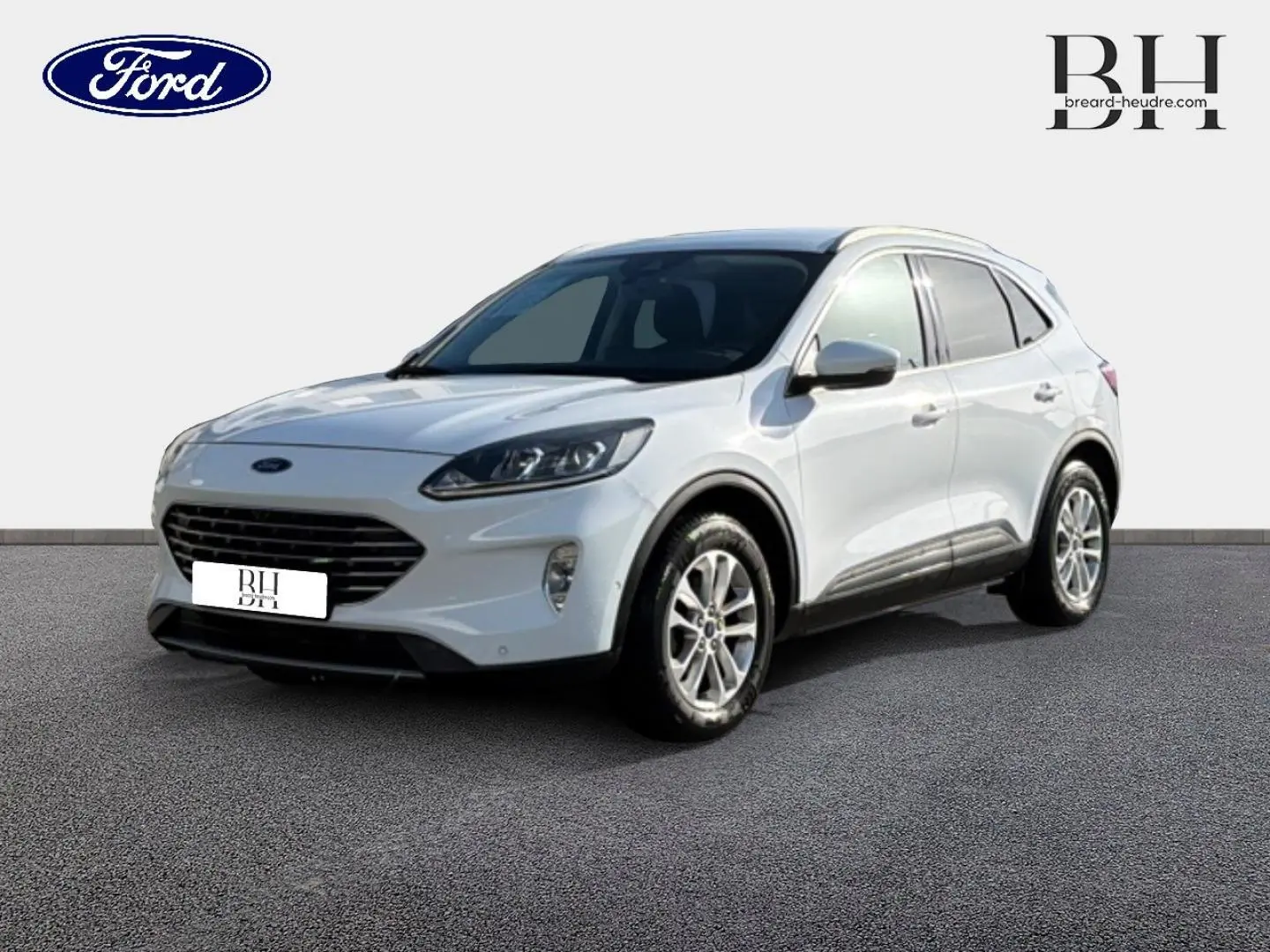 Ford Kuga blanc Glacier en 3/4 avant droit, avec jantes alu et vitres arrière surteintées sur fond neutre.