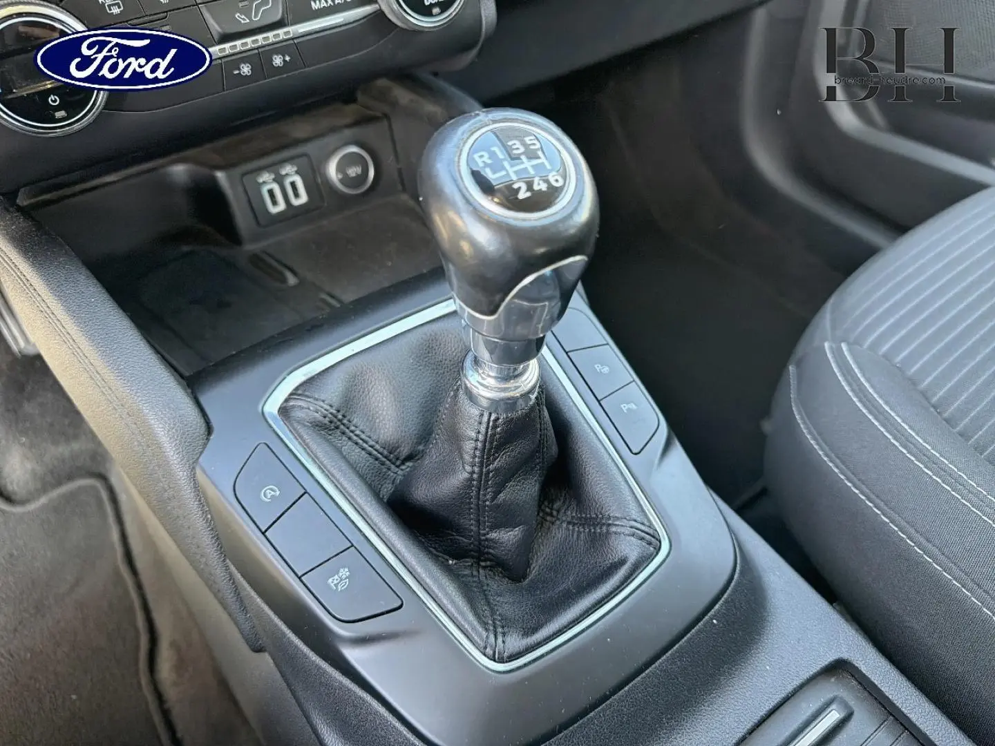 Gros plan sur le levier de vitesses manuel noir de la Ford Kuga 1.5 EcoBlue 2021 avec sellerie tissu gris.