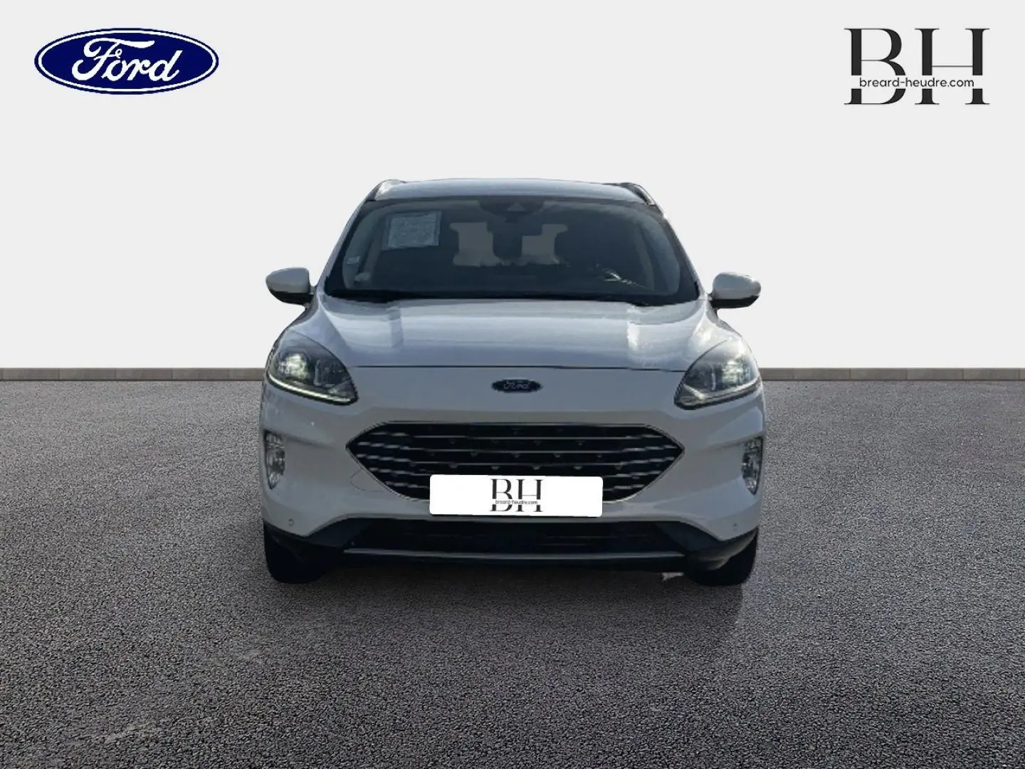 Vue frontale d'un Ford Kuga blanc Glacier 2021 avec calandre noire et phares LED allumés.