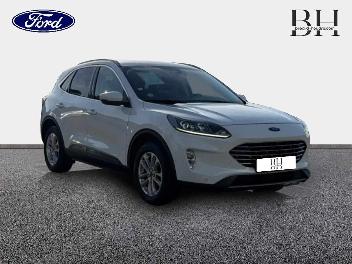 Ford Kuga blanc glacier vu en 3/4 avant droit, avec calandre noire et jantes alliage visibles.