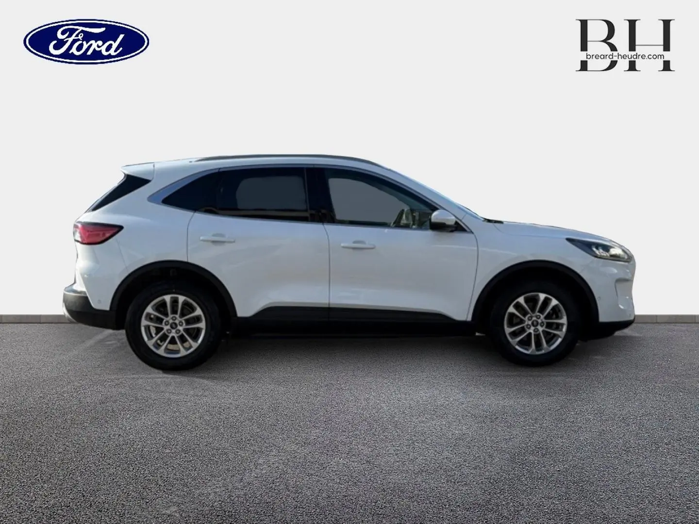 Ford Kuga blanc Glacier en profil droit, avec vitres arrière surteintées et jantes alliage visibles.