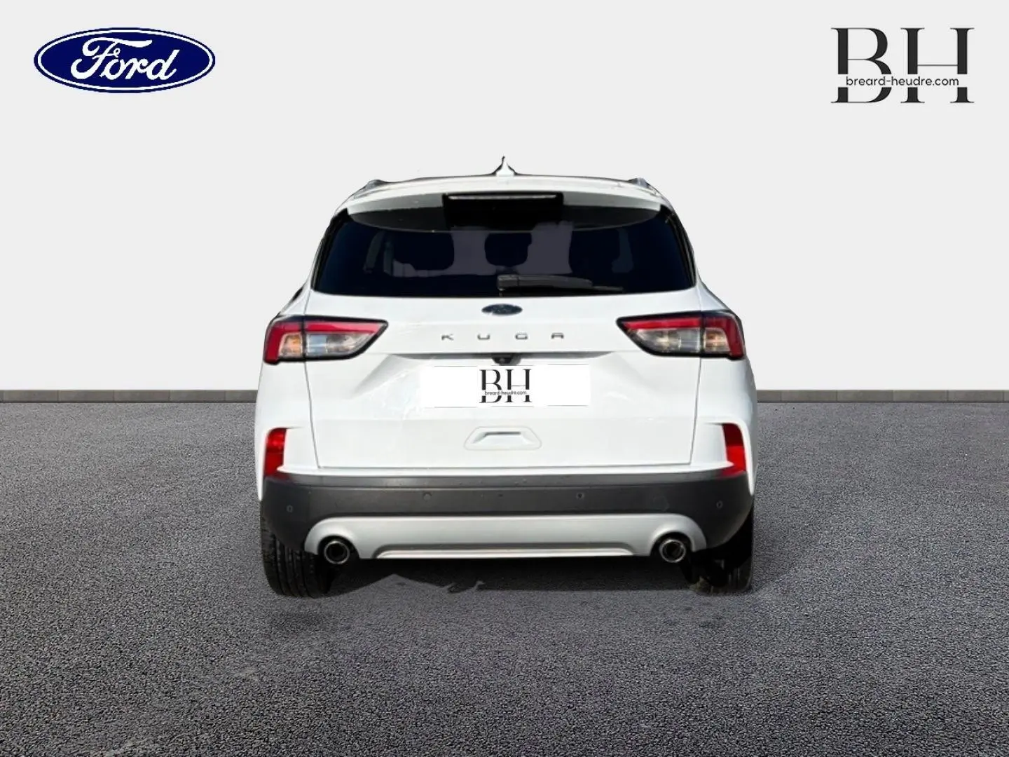 Vue arrière d'un Ford Kuga blanc Glacier 2021 avec vitres arrière surteintées et double sortie d'échappement.