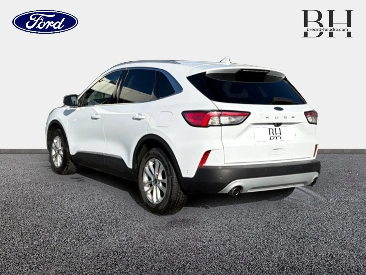 Vue 3/4 arrière droite d'un Ford Kuga blanc Glacier avec vitres arrière surteintées et double sortie d'échappement.
