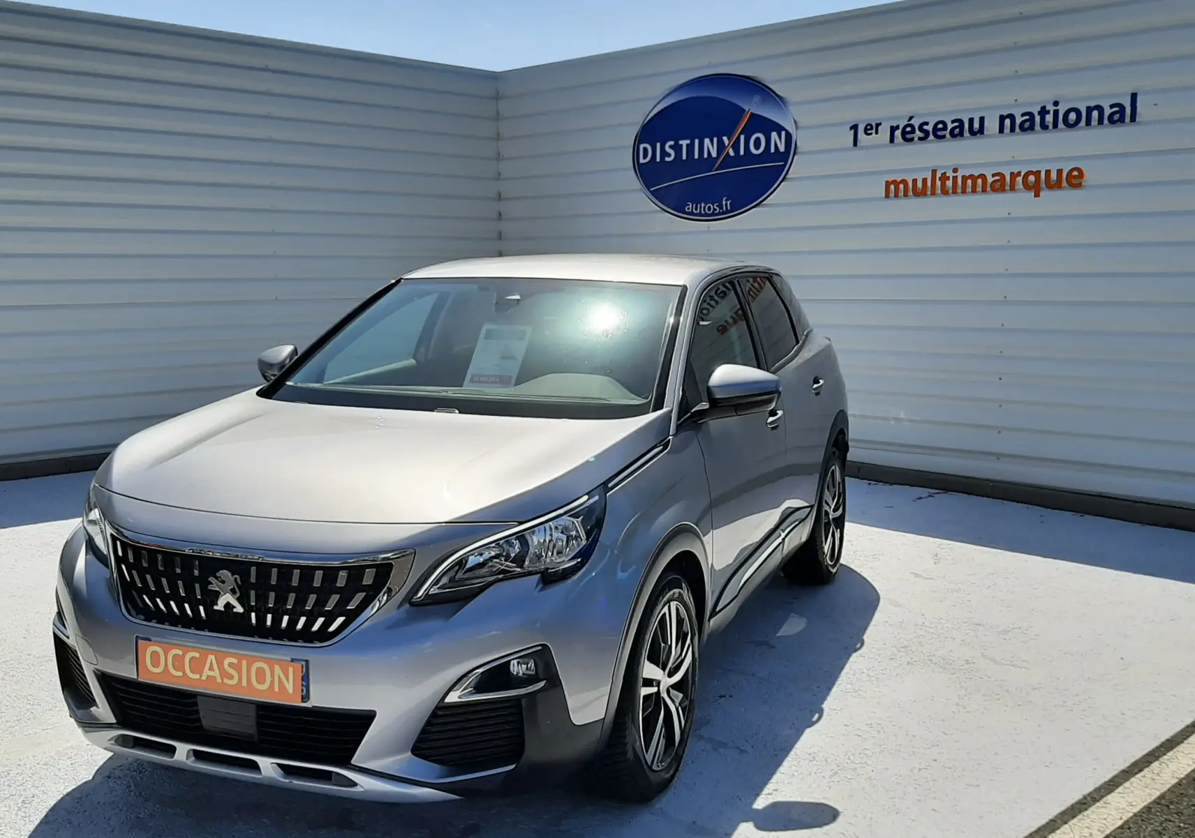 Peugeot 3008 gris Artense en 3/4 avant droit, avec calandre distinctive et jantes alliage bicolores.