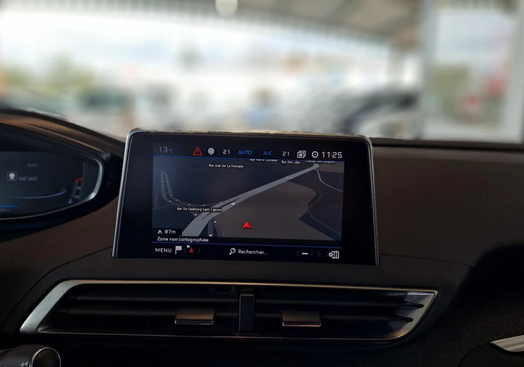 Écran central tactile du tableau de bord du Peugeot 3008 gris Artense, affichant la navigation GPS en intérieur.