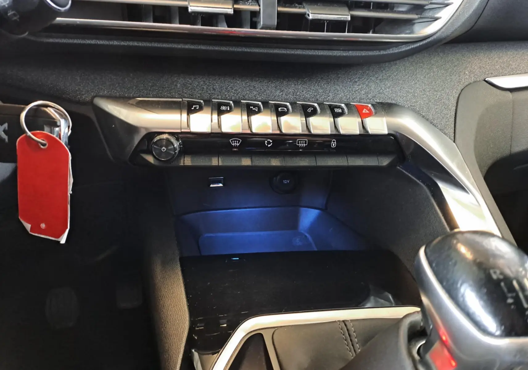 Gros plan sur la console centrale du Peugeot 3008 gris Artense, mettant en valeur les boutons de commande et le levier de vitesses manuel.