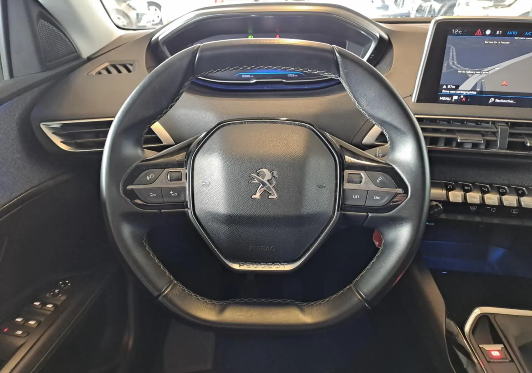Volant cuir noir de Peugeot 3008 2019 avec commandes intégrées et tableau de bord digital en arrière-plan.