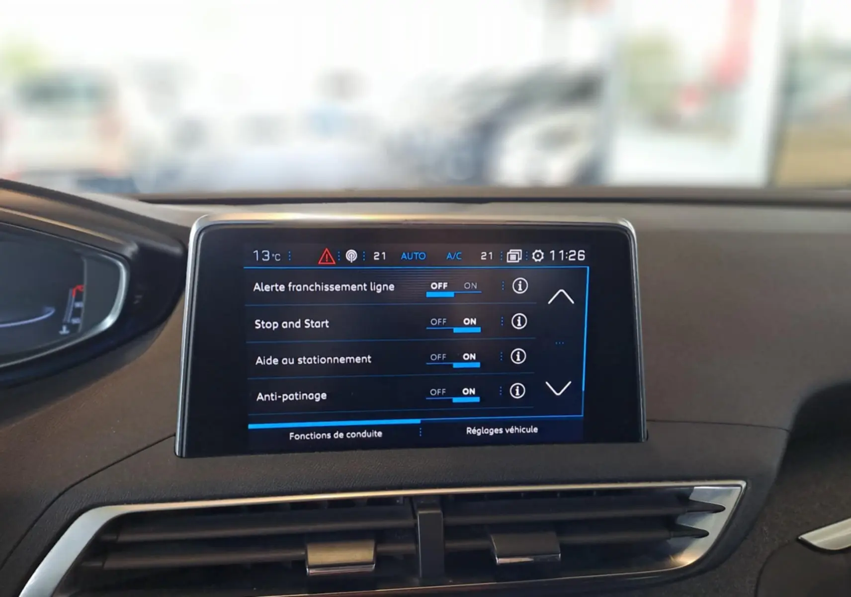 Écran tactile central du Peugeot 3008 gris Artense de 2019 affichant les réglages d'aides à la conduite.