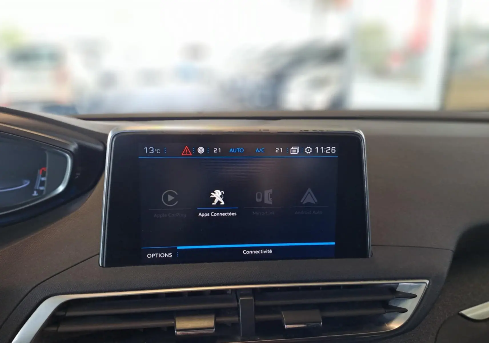 Écran central tactile du tableau de bord d'une Peugeot 3008 gris Artense, affichant les apps connectées.