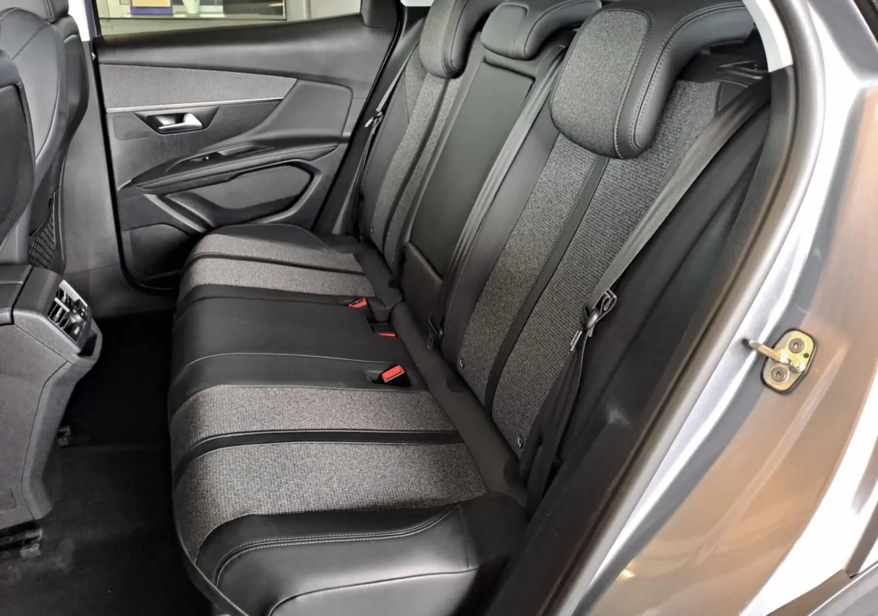 Vue intérieure côté droit des sièges arrière en tissu et cuir noir du Peugeot 3008 gris Artense 2019 finition Allure.