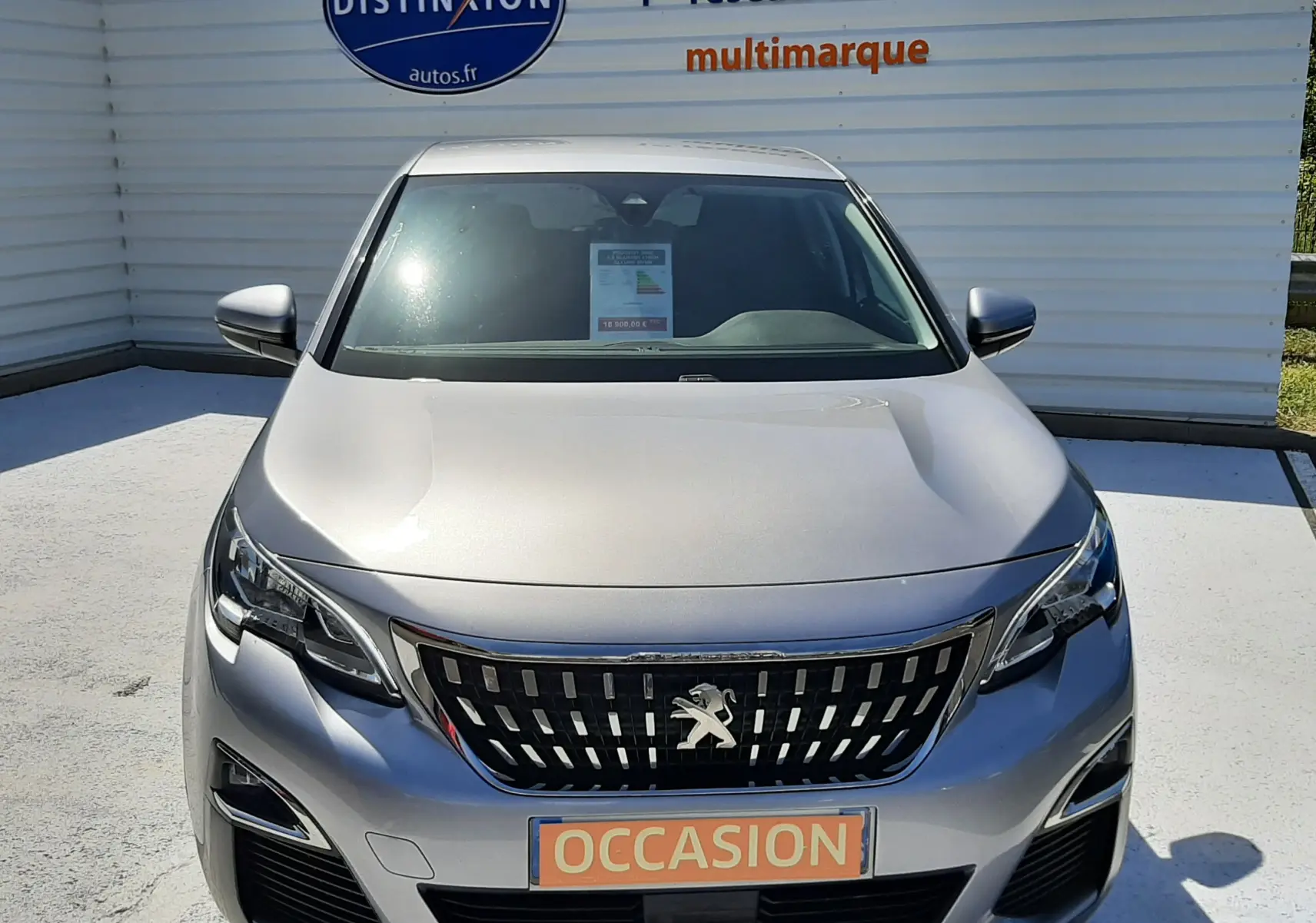 Vue avant d'un Peugeot 3008 gris Artense 2019 avec calandre distinctive et plaque "OCCASION" visible.