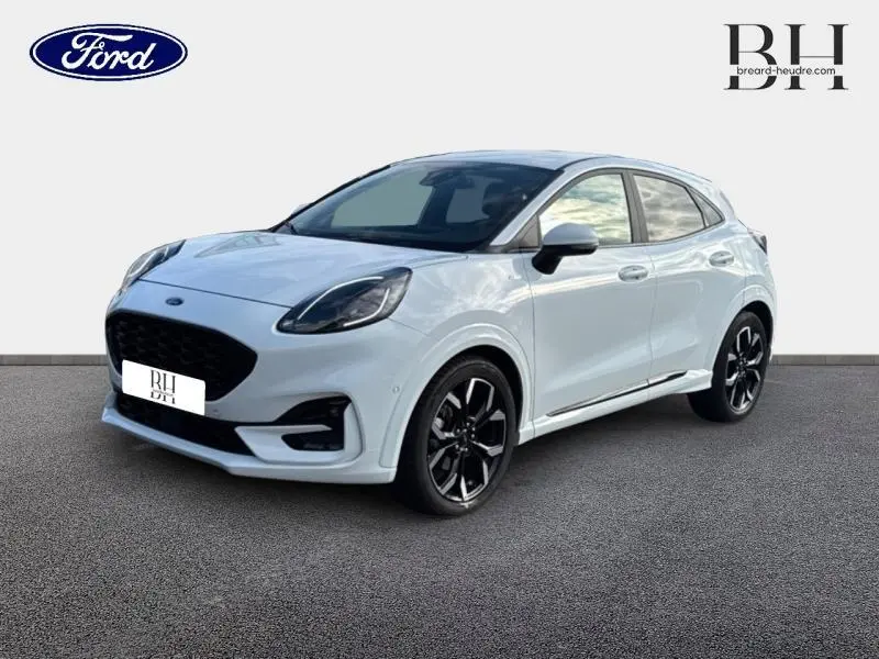 Ford Puma blanc glacier en vue 3/4 avant droit avec jantes alliage noires et toit panoramique.