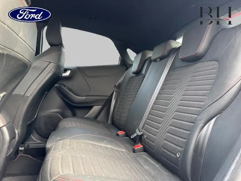 Vue latérale intérieure des sièges arrière noirs avec surpiqûres rouges du Ford Puma 2022, finition ST-Line X.