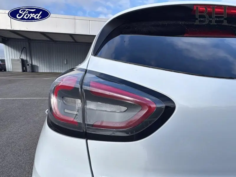Gros plan sur le feu arrière gauche du Ford Puma blanc Glacier avec lunette arrière surteintée visible.