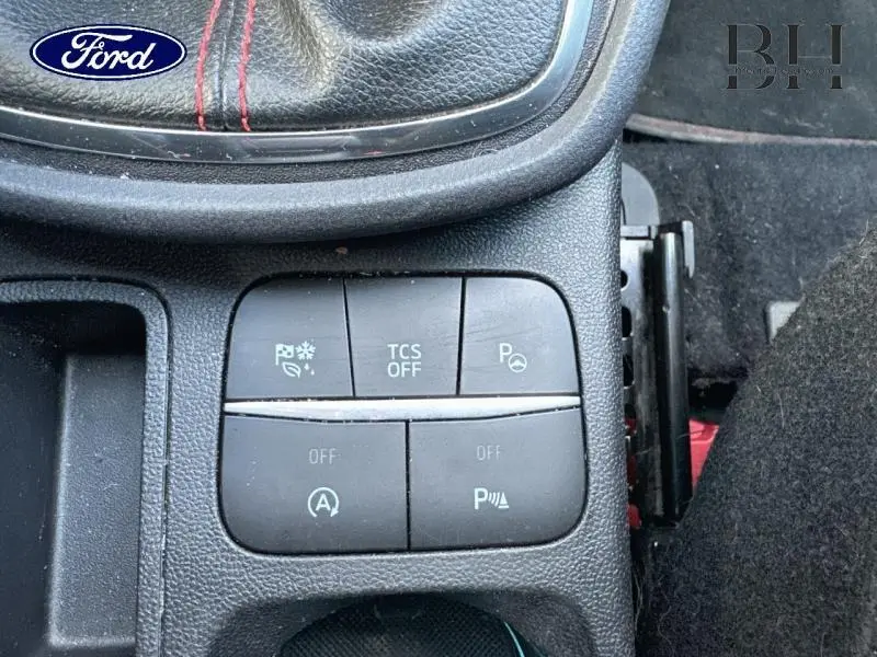 Gros plan sur les commandes du système d'aide à la conduite dans une Ford Puma blanc glacier de 2022.