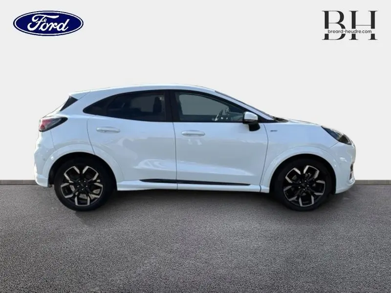 Ford Puma blanc Glacier vu de profil côté gauche avec jantes alliage noires et vitres surteintées