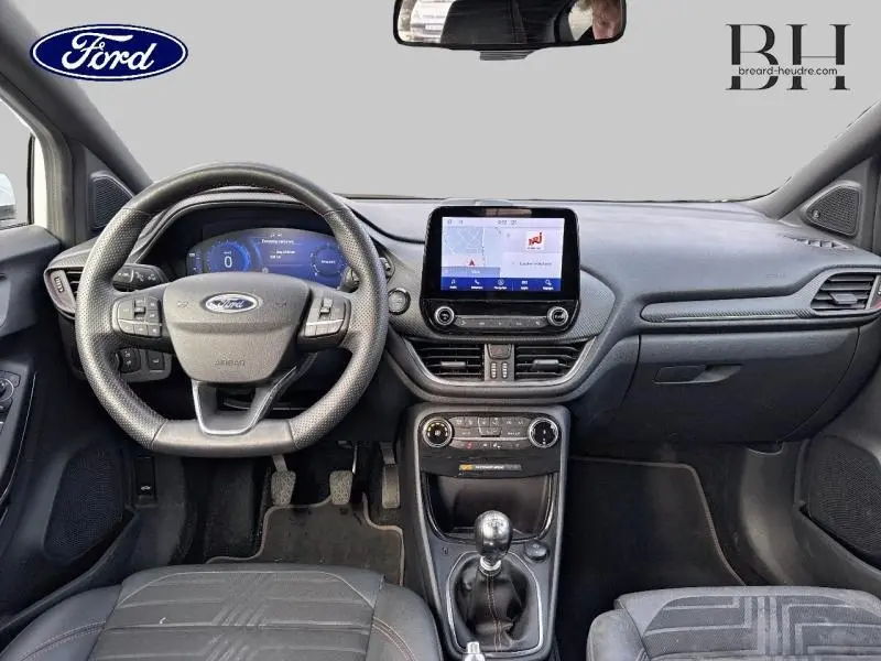 Intérieur du Ford Puma blanc Glacier 2022, vue frontale sur le tableau de bord avec écran tactile et volant multifonction.