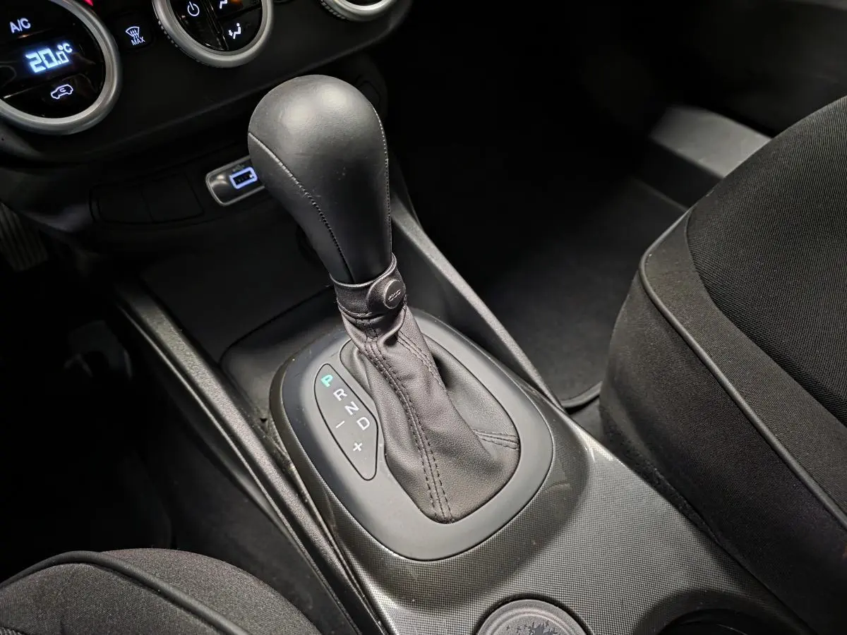 Le levier de vitesse automatique en cuir noir de la Fiat 500X 2024 vu de dessus côté console centrale.