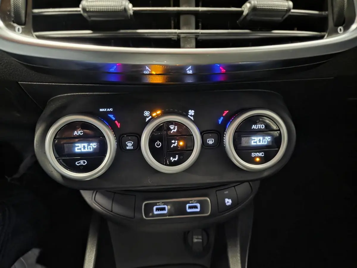 Panneau de commande de la climatisation automatique bi-zone et ports USB arrière dans une Fiat 500X gris 2024.