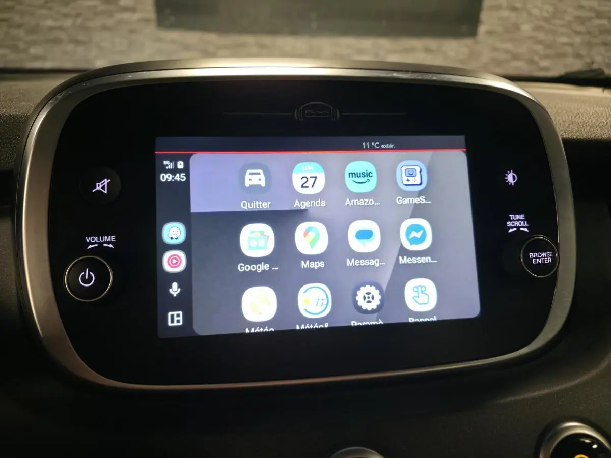 Écran tactile central du tableau de bord de la Fiat 500X 2024 affichant les applications connectées.