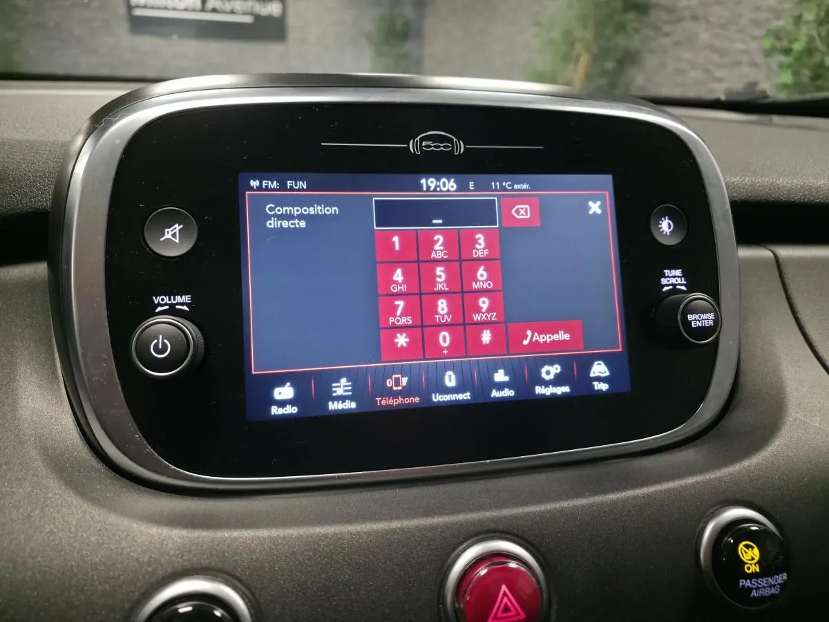 Écran tactile central du tableau de bord de la Fiat 500X 2024 affichant le clavier de composition téléphonique.