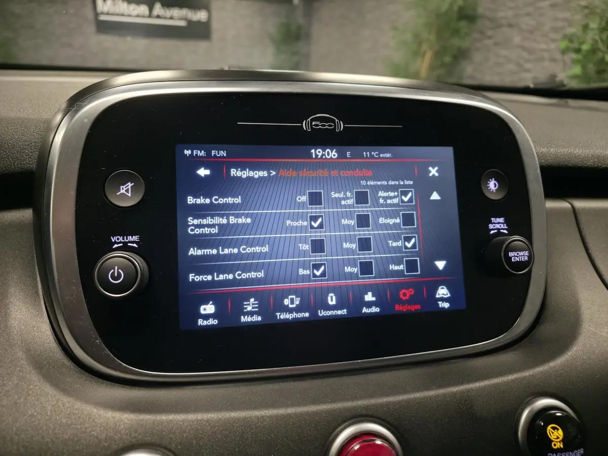 Écran tactile central du tableau de bord de la Fiat 500X 2024, affichant les réglages d’aide à la conduite.