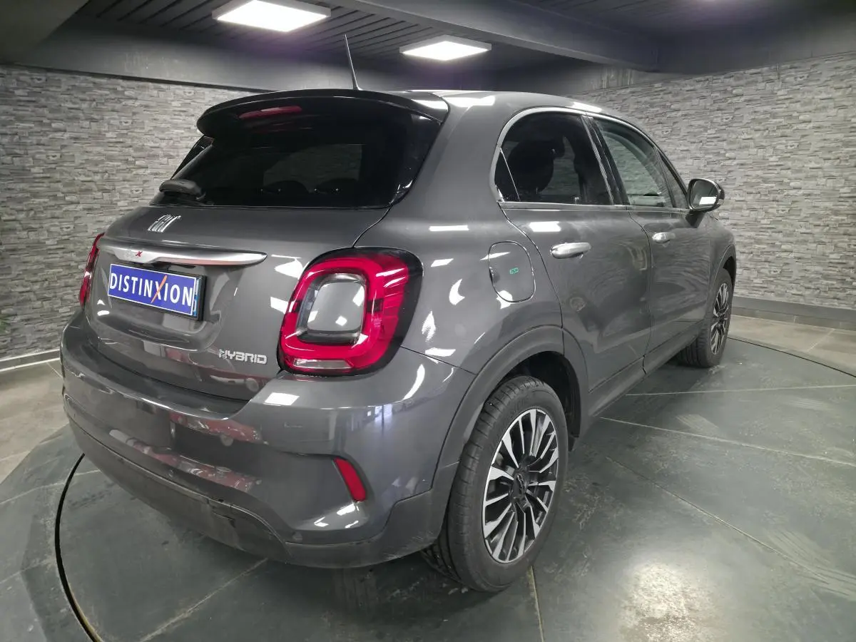 Vue 3/4 arrière droite d'un Fiat 500X gris métallisé avec feux arrière LED et jantes alliage 17 pouces.