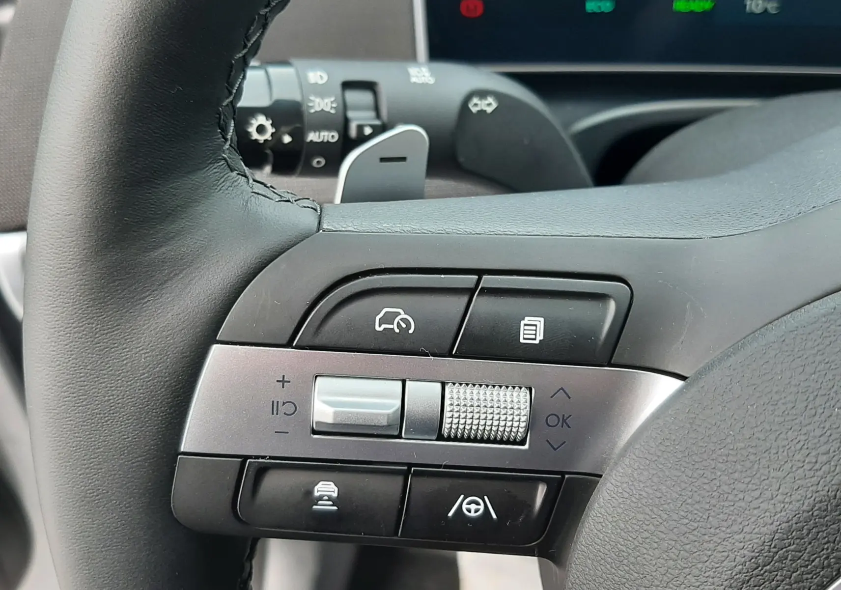 Gros plan sur les commandes multifonctions à gauche du volant du Hyundai Tucson 2025, intérieur noir.